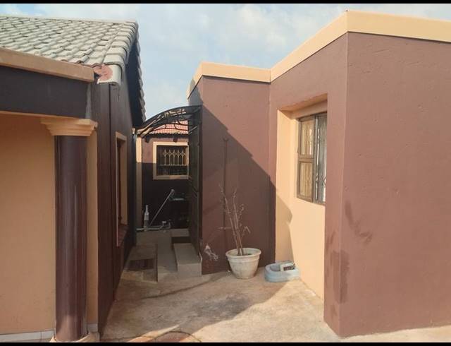4 BEDROOM HOUSE FOR SALE IN LOTUS GARDENS